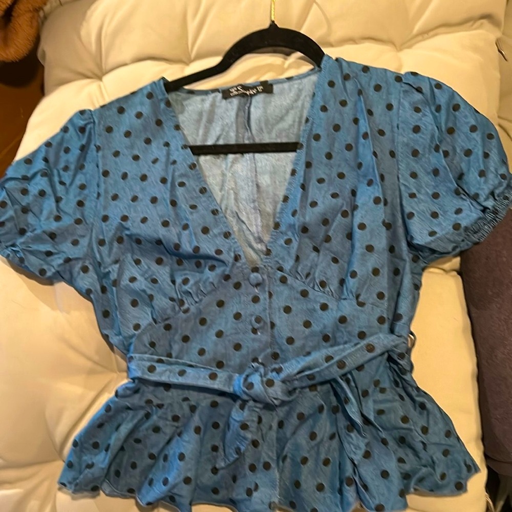 Simplee polka dot top with corset style. Had short puff sleeves & peplum bottom